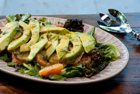 Zitrus-Salat mit Avocado an einem Honigdressing